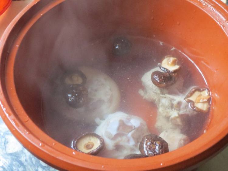 香菇猪蹄汤步骤5