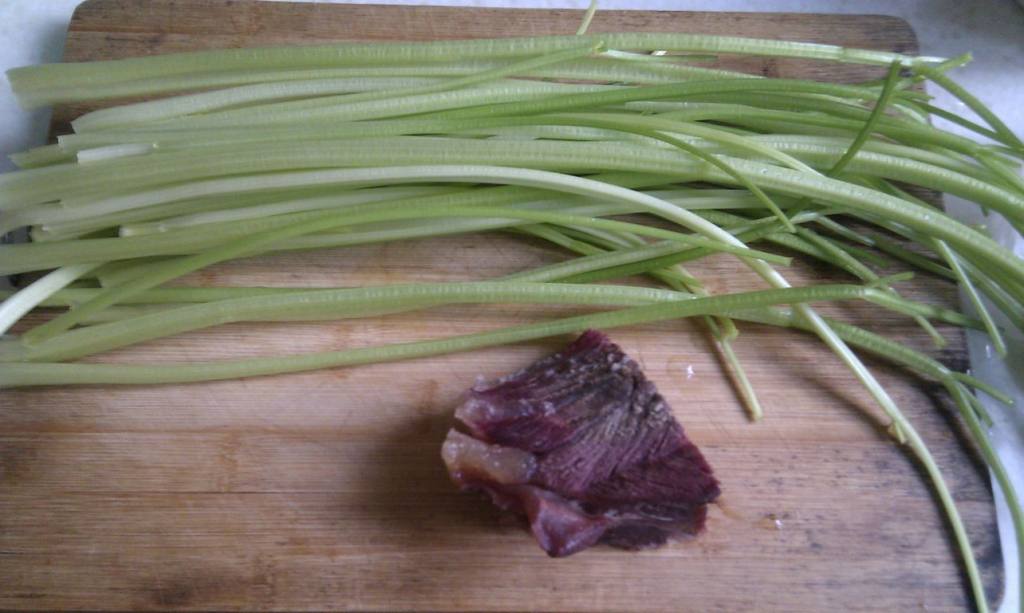 牛肉炒芹菜步骤1