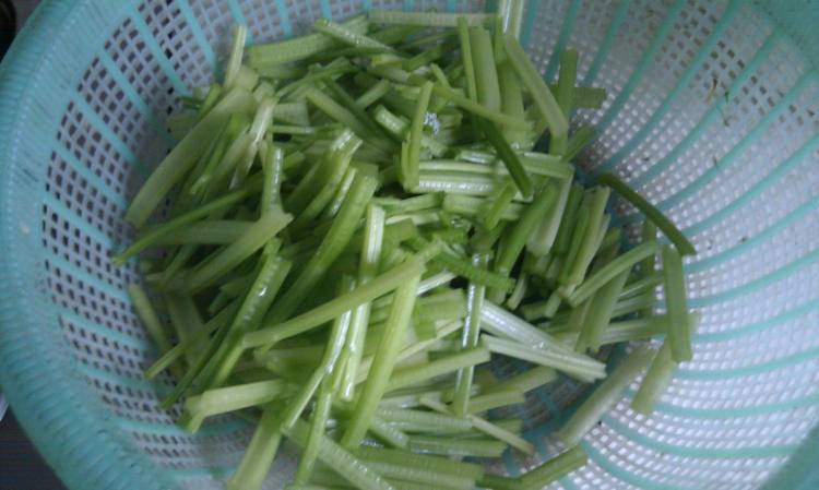 牛肉炒芹菜步骤2