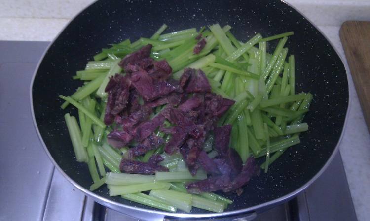 牛肉炒芹菜步骤5