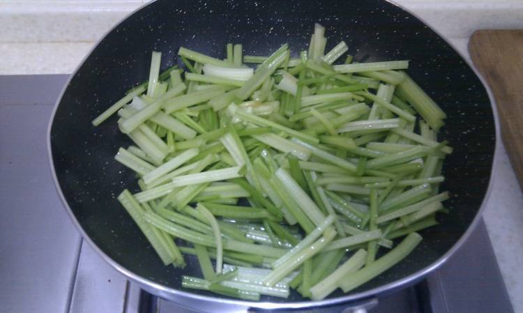 牛肉炒芹菜步骤4