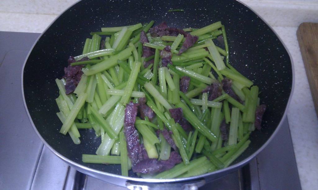 牛肉炒芹菜步骤6