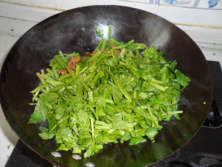 肉片炒芹菜步骤4