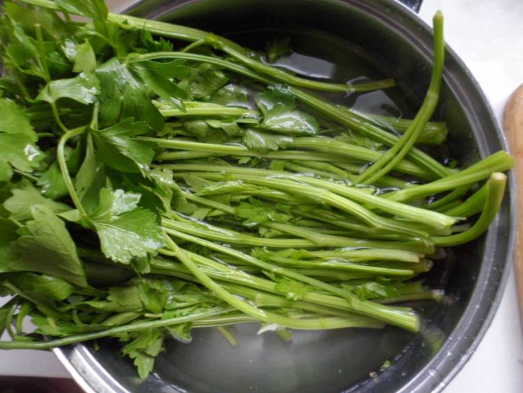 肉片炒芹菜步骤1