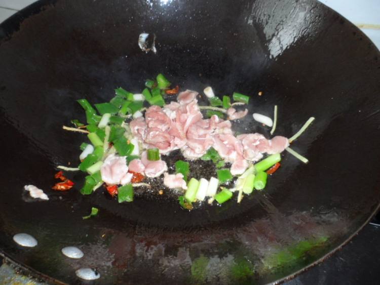 肉片炒芹菜步骤3