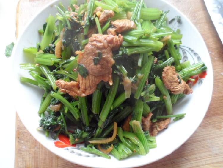 肉片炒芹菜步骤5