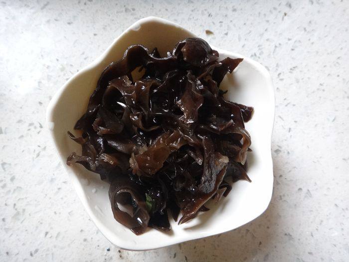 白菜黑木耳炖鸡丝步骤5