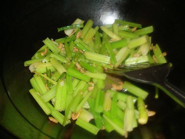 海米炒芹菜步骤7