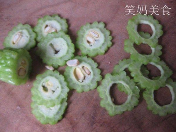 肉炒苦瓜圈步骤2