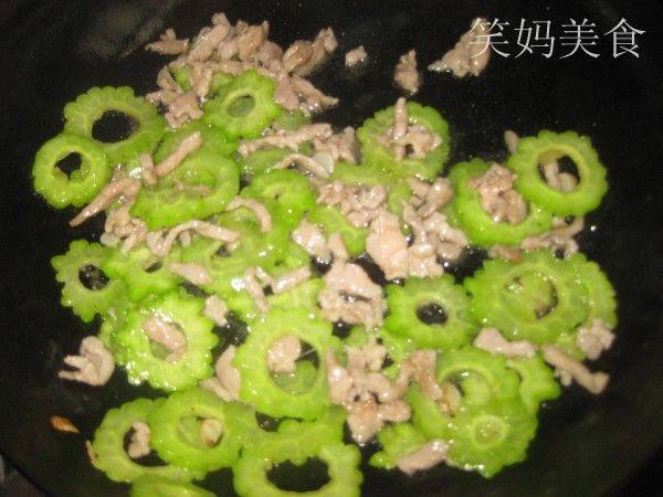 肉炒苦瓜圈步骤8
