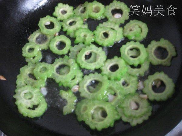 肉炒苦瓜圈步骤7