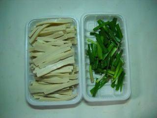 韭香豆干肉丝步骤2