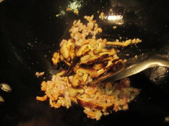香菇红萝卜炒米粉步骤4