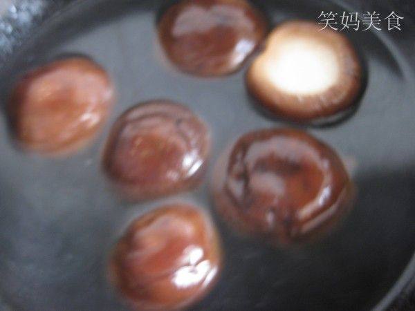 香菇炒蒜苔步骤2