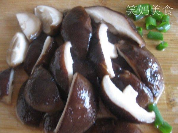 香菇炒蒜苔步骤3