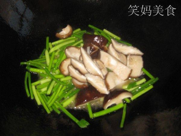 香菇炒蒜苔步骤5