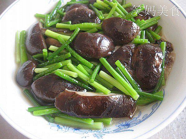 香菇炒蒜苔步骤6