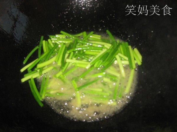 香菇炒蒜苔步骤4