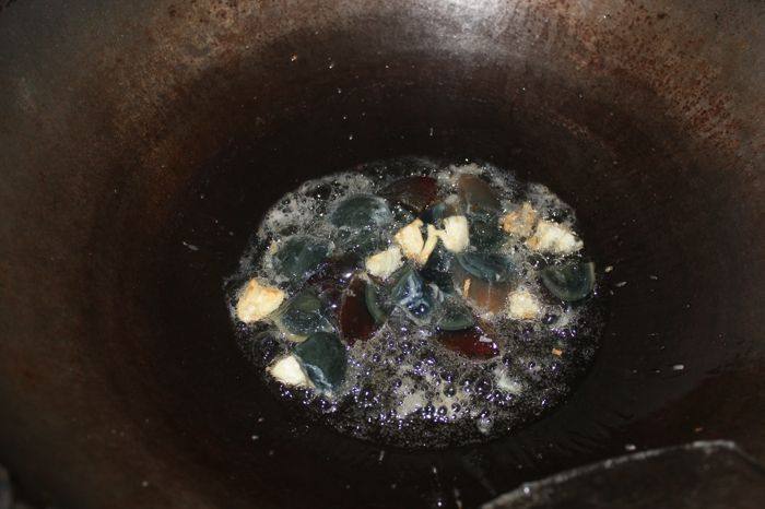 上汤菠菜皮蛋步骤3