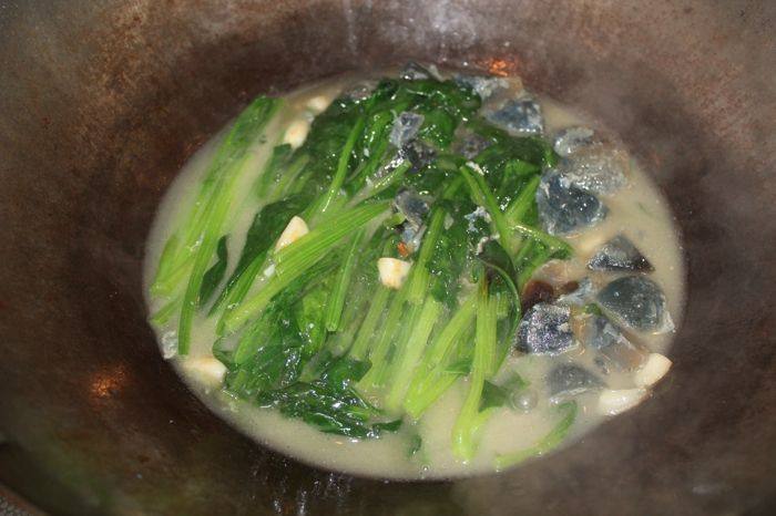 上汤菠菜皮蛋步骤5