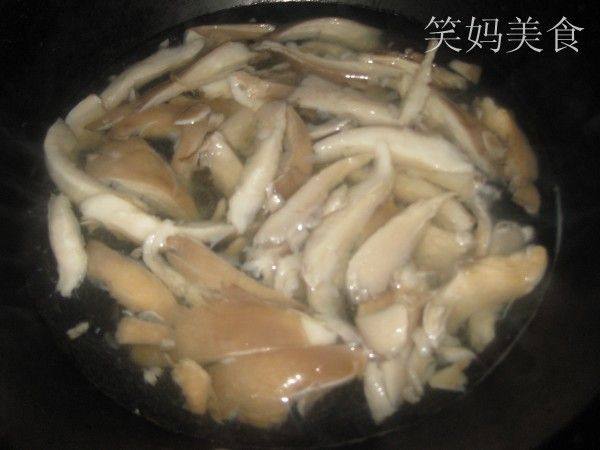 白菜炒平菇步骤2