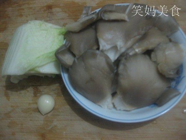 白菜炒平菇步骤1