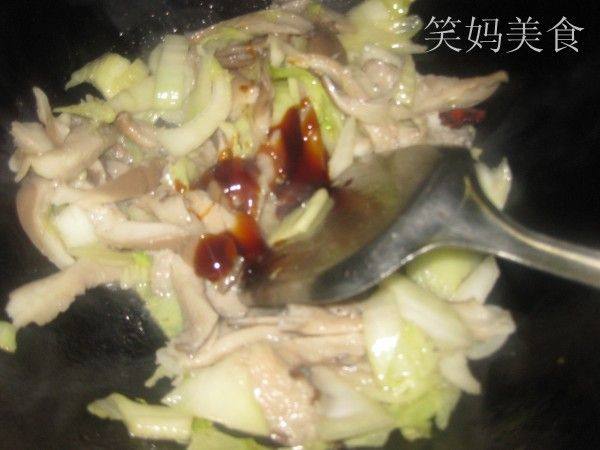 白菜炒平菇步骤7