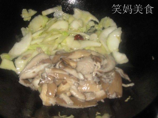 白菜炒平菇步骤6