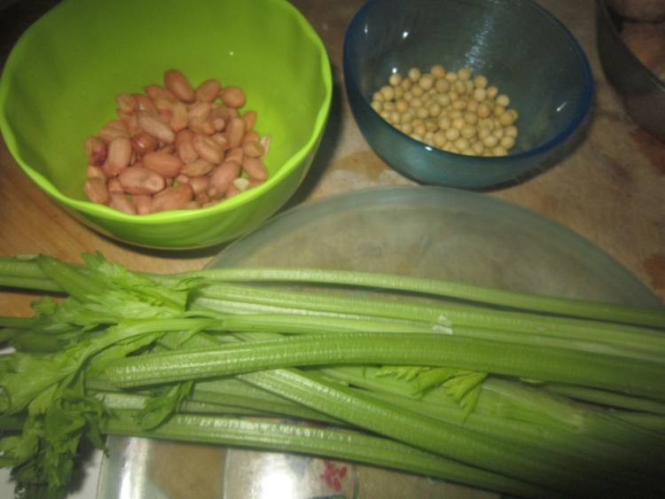 素味芹菜小炒步骤1