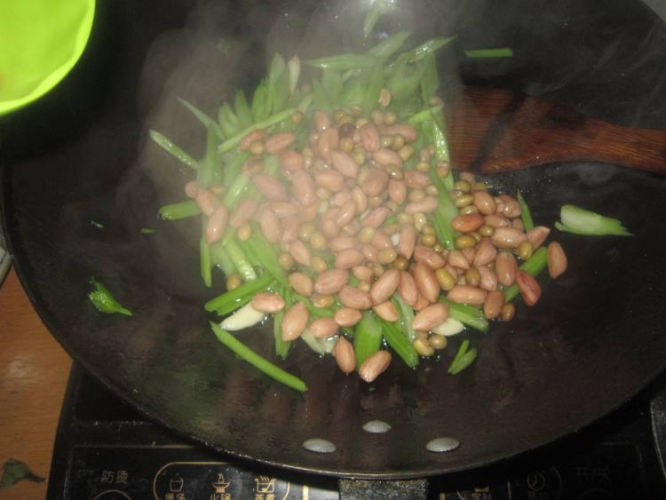 素味芹菜小炒步骤5