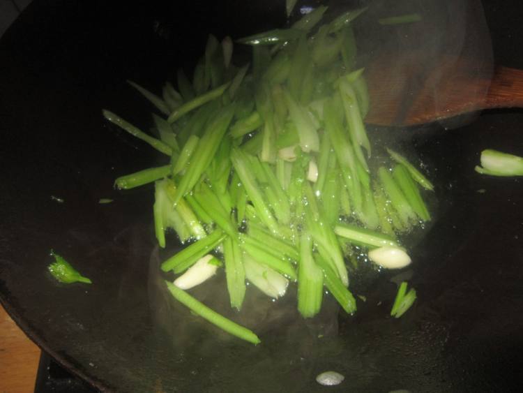 素味芹菜小炒步骤4