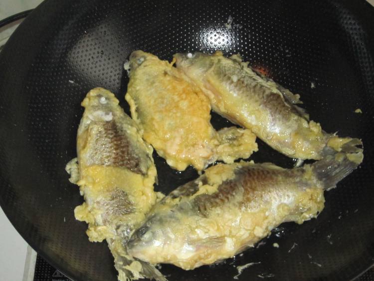 酥鲫鱼步骤4
