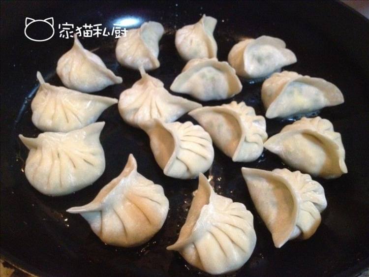 三鲜水煎饺步骤12