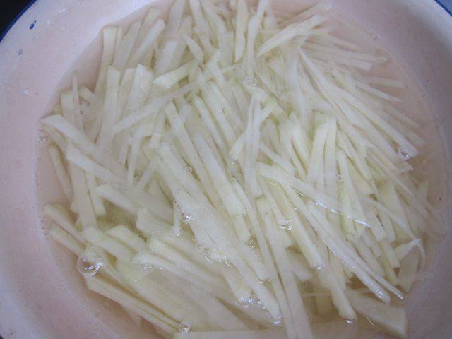 土豆丝炒韭菜步骤1