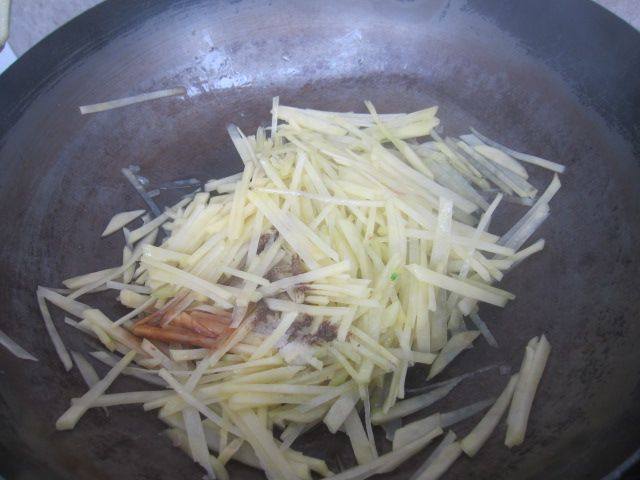 土豆丝炒韭菜步骤6