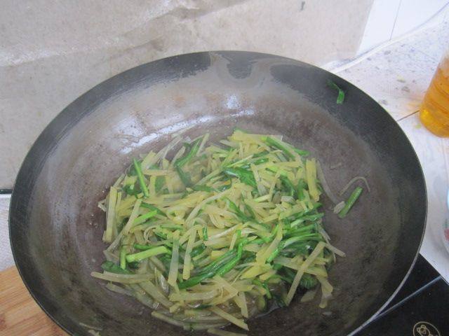 土豆丝炒韭菜步骤10