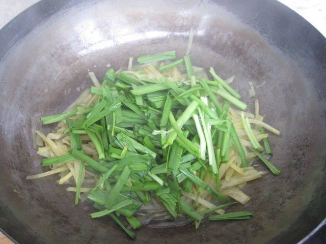 土豆丝炒韭菜步骤9