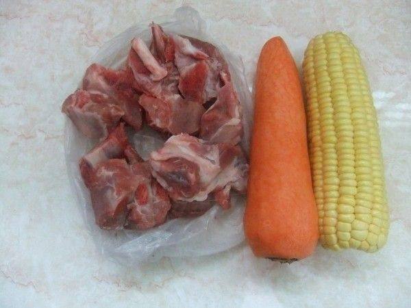 玉米胡萝卜排骨汤步骤1