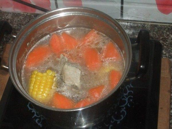 玉米胡萝卜排骨汤步骤7