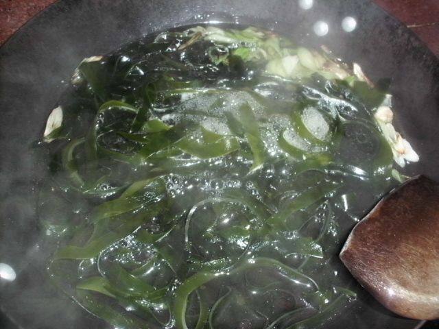 海带丝煮嫩肉步骤7