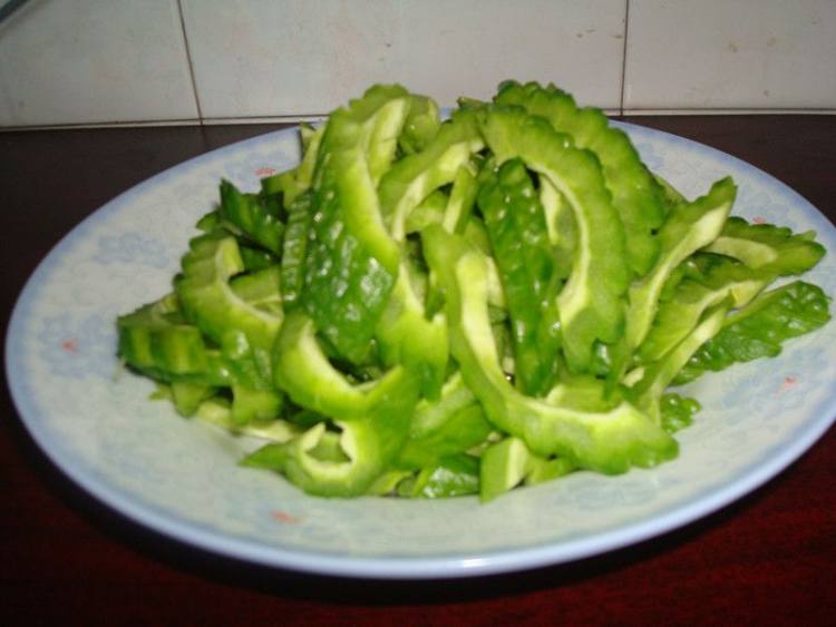 清炒苦瓜步骤2