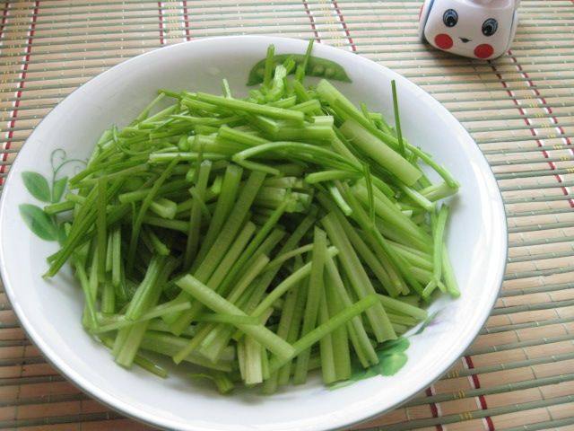 香芹黑木耳炒蛋步骤1