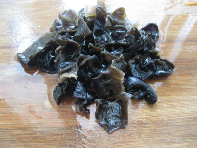 香芹黑木耳炒蛋步骤2