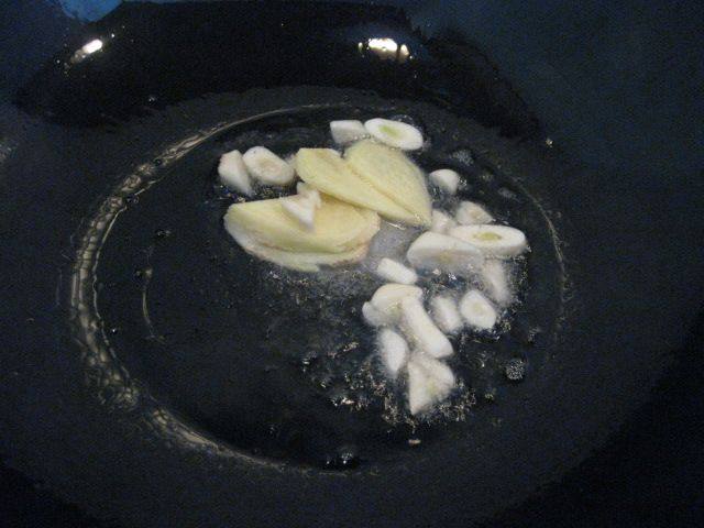 香芹黑木耳炒蛋步骤6