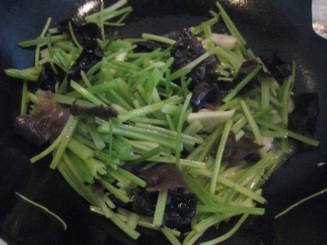 香芹黑木耳炒蛋步骤8