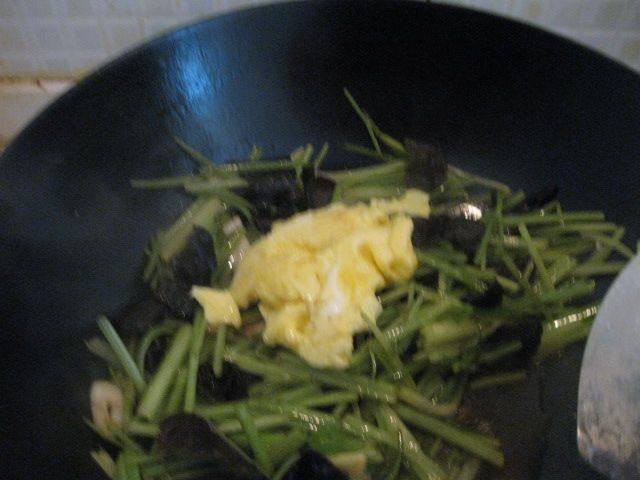 香芹黑木耳炒蛋步骤9