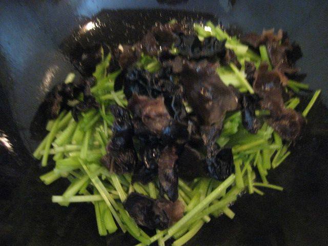 香芹黑木耳炒蛋步骤7