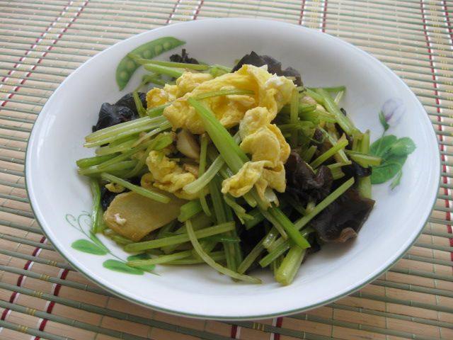 香芹黑木耳炒蛋步骤10