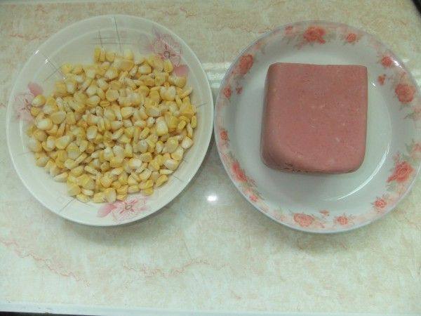 火腿玉米步骤1