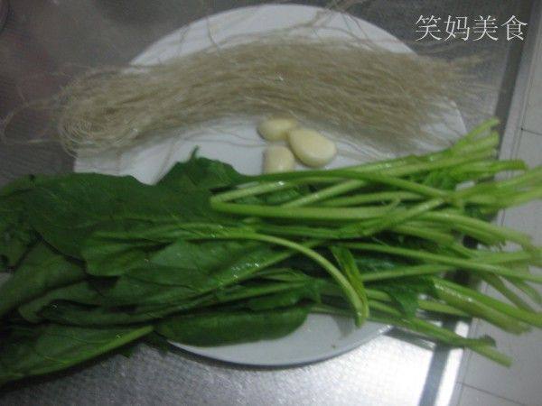 凉拌菠菜粉条步骤1